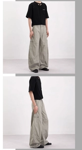 Détail du pantalon cargo avec poches latérales zippées 3D et texture en coton épais