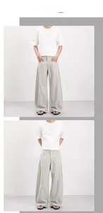 Détail du pantalon plissé gris clair pour hommes avec coupe large de style décontracté