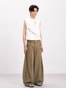 Herren-Outfit mit weißem, ärmellosem Cut-out-Oberteil und khakifarbener Wide-Leg-Cargohose