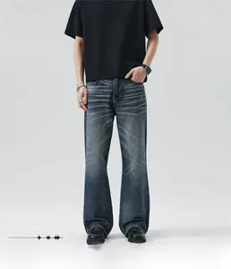 Gros plan d'un jean évasé délavé vintage avec moustaches de chat et texture lourde