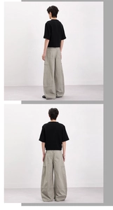 Détail du pantalon cargo à jambes larges avec grandes poches latérales et coupe décontractée