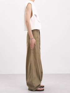 Khakifarbene Herren-Cargohose mit weitem Bein und weißem ärmellosem Oberteil im High-Street-Stil