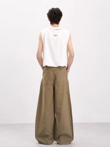 Braune Herren Oversize-Cargohose und weißes Weste mit Stickerei auf der Rückseite