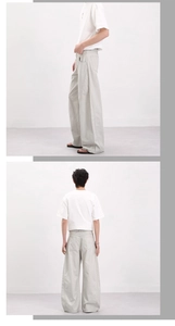Vue détaillée de la coupe ample et de la taille haute du pantalon de travail gris