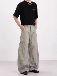 Pantalon cargo rétro pour hommes et t-shirt noir découpé style streetwear urbain