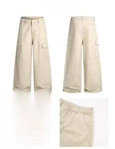 Dettagli dei pantaloni cargo kaki con grandi tasche laterali e taglio a gamba larga