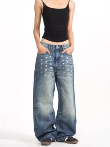 Jean large bleu délavé vintage avec détails de clous argentés pour un look style urbain