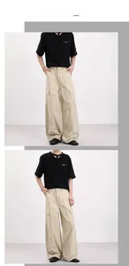 Dettaglio dei pantaloni cargo ampi con grandi tasche e maglietta nera con collo cut-out