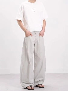Ensemble t-shirt brodé blanc pour homme et pantalon cargo large gris au design moderne