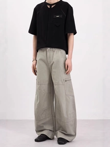 Pantalon cargo rétro avec t-shirt noir de style cleanfit pour hommes et femmes