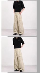 Dettaglio dei pantaloni cargo larghi con ampie tasche laterali e taglio rilassato