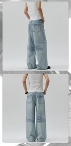 Dettaglio della placca logo in metallo sulla tasca posteriore dei jeans denim blu