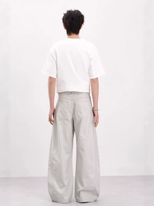 T-shirt blanc minimaliste et pantalon cargo large gris clair pour homme vue de dos