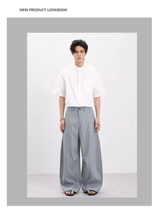 Lookbook masculin avec chemise blanche à manches courtes et pantalon large rayé gris