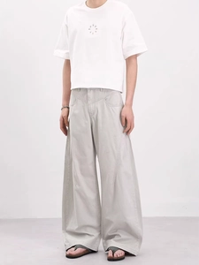 Pantalon cargo ample de style américain pour hommes avec plis structurés et t-shirt blanc