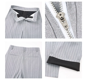 Détails du pantalon gris à rayures avec fermeture YKK, taille et revers de l'ourlet