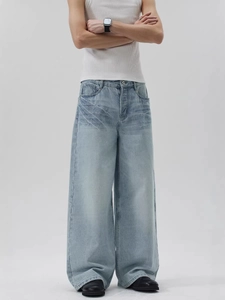 Jeans uomo azzurro a gamba larga con baffature vintage e vestibilità dritta e rilassata