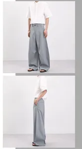Vue détaillée du pantalon large à rayures verticales gris clair pour hommes avec drapé taille haute