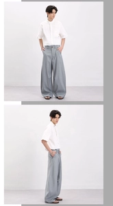 Détail de chemise blanche à manches courtes et pantalon large gris à rayures pour homme
