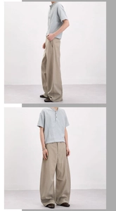 Vue détaillée du pantalon à rayures verticales kaki avec une coupe large et fluide