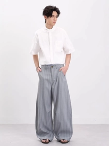 Ensemble homme avec chemise blanche à col montant et pantalon large à rayures grises