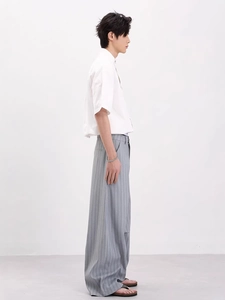 Ensemble pantalon large gris à rayures pour homme et chemise blanche à manches courtes