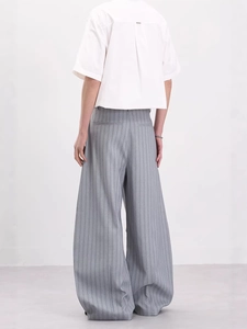 Vue arrière du pantalon rayé gris surdimensionné pour hommes avec coupe large fluide