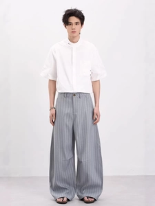 Chemise blanche minimaliste pour homme avec pantalon large à rayures grises