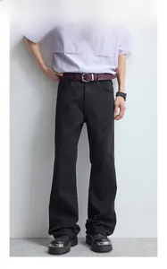 Détail du genou déchiré et de la coupe bootcut du jean slim noir pour hommes chic