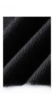 Gros plan du tissu denim noir montrant les détails du tissage et l'épaisseur du coton