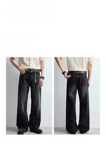 Vues avant et arrière du jean noir large délavé avec ceinture à rivets détaillée