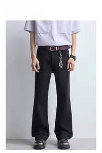 Détail du design déchiré vieilli sur le jean denim évasé noir pour homme