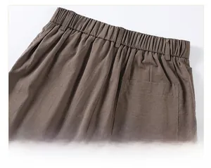 Λεπτομέρεια καφέ casual παντελονιού με ελαστική μέση, θηλιές ζώνης και μεγάλη πίσω τσέπη