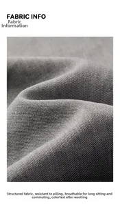 Gros plan du tissu sergé gris montrant une texture respirante et infroissable