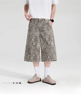Dettaglio dei pantaloncini in denim con stampa leopardata marrone in stile streetwear e gamba larga