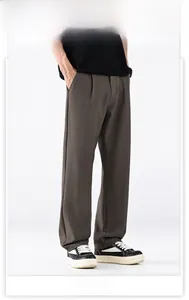 Détail du pantalon décontracté gris foncé en maille épaisse avec plis verticaux et coupe droite