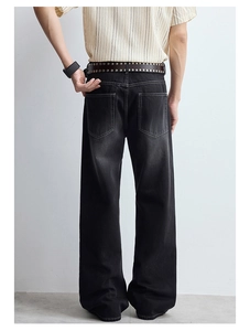Vue détaillée du jean denim noir délavé pour homme avec ceinture vintage cloutée