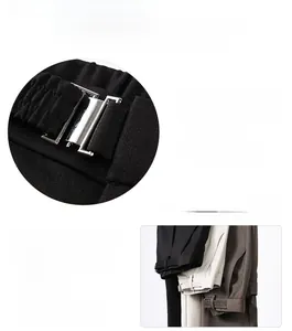 Détail de la taille élastique réglable avec boucle en métal sur les pantalons décontractés