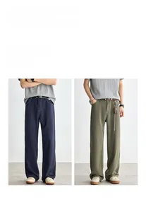 Dettaglio di pantaloni casual verde militare e blu navy con trama verticale e cinture