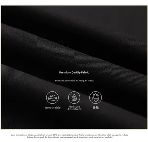Détail de la texture du tissu en soie glacée sur un pantalon noir plissé respirant