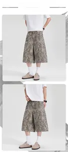 Dettaglio dei pantaloncini larghi con stampa leopardata dal design vintage street style