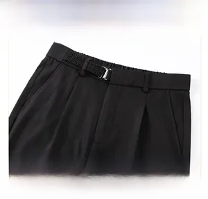 Vue détaillée du pantalon noir avec taille élastique et boucle en métal argenté