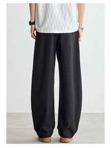 Vue arrière du pantalon noir ample pour homme avec détail de poche arrière