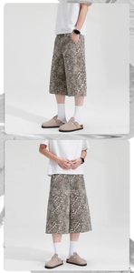 Dettaglio dei pantaloncini di jeans leopardati vintage a gamba larga in kaki usato