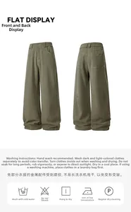 Dettaglio dei pantaloni cargo verde militare con vita elastica e tasche posteriori