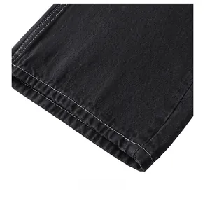 Gros plan sur le bas de jambe en denim noir avec coutures blanches contrastées et twill résistant