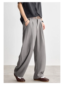 Vue latérale du pantalon gris plissé pour homme avec drapé fluide et coupe droite large