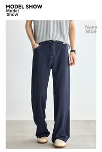 Dettaglio dei pantaloni sportivi blu navy con cuciture bianche a contrasto e taglio dritto