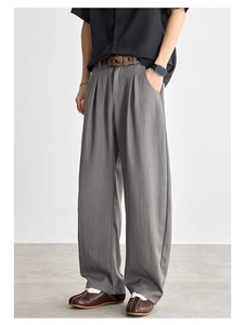 Détail du pantalon gris à jambes larges avec plis avant et texture fluide décontractée