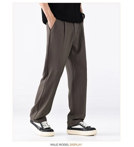 Vue latérale du pantalon plissé homme taupe foncé à coupe droite et drapé fluide